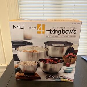 Miu 4 mixing bowl set with lids. Contains 3 interchangeable graters.